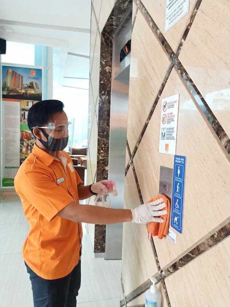 V Hotel Tebet ジャカルタ エクステリア 写真