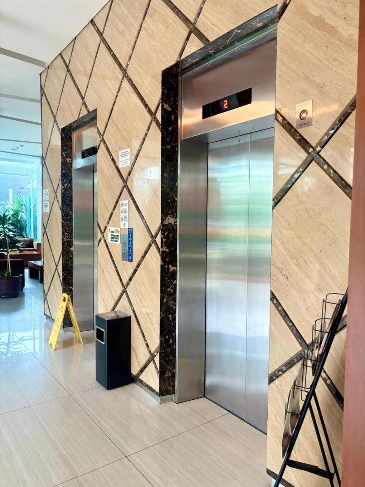 V Hotel Tebet ジャカルタ エクステリア 写真