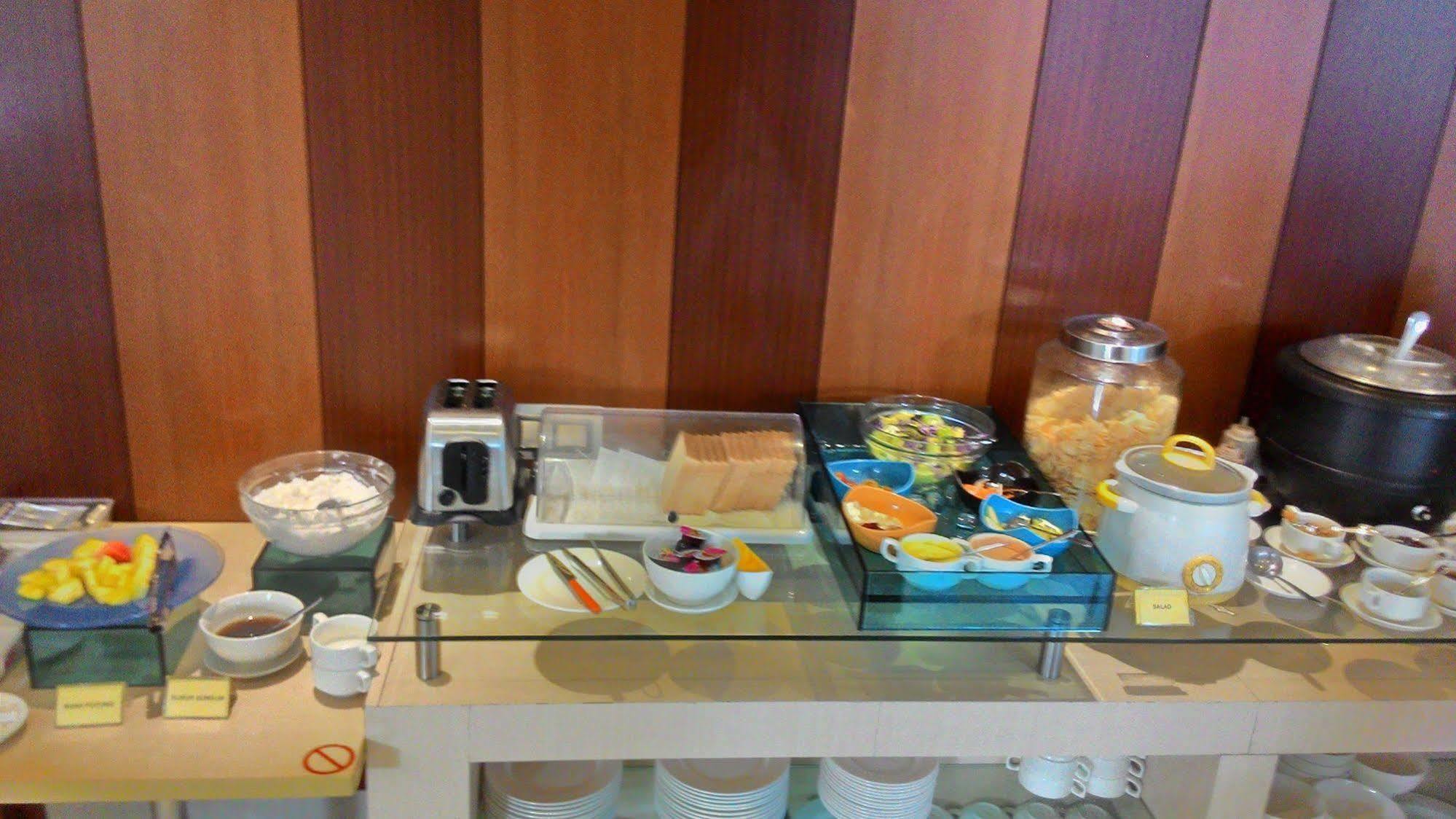 V Hotel Tebet ジャカルタ エクステリア 写真